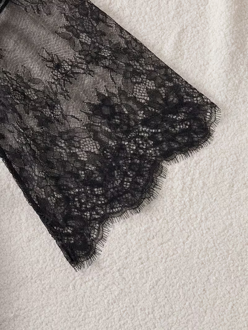 Ensemble Pyjama Satin & Dentelle – Décolleté V Profond