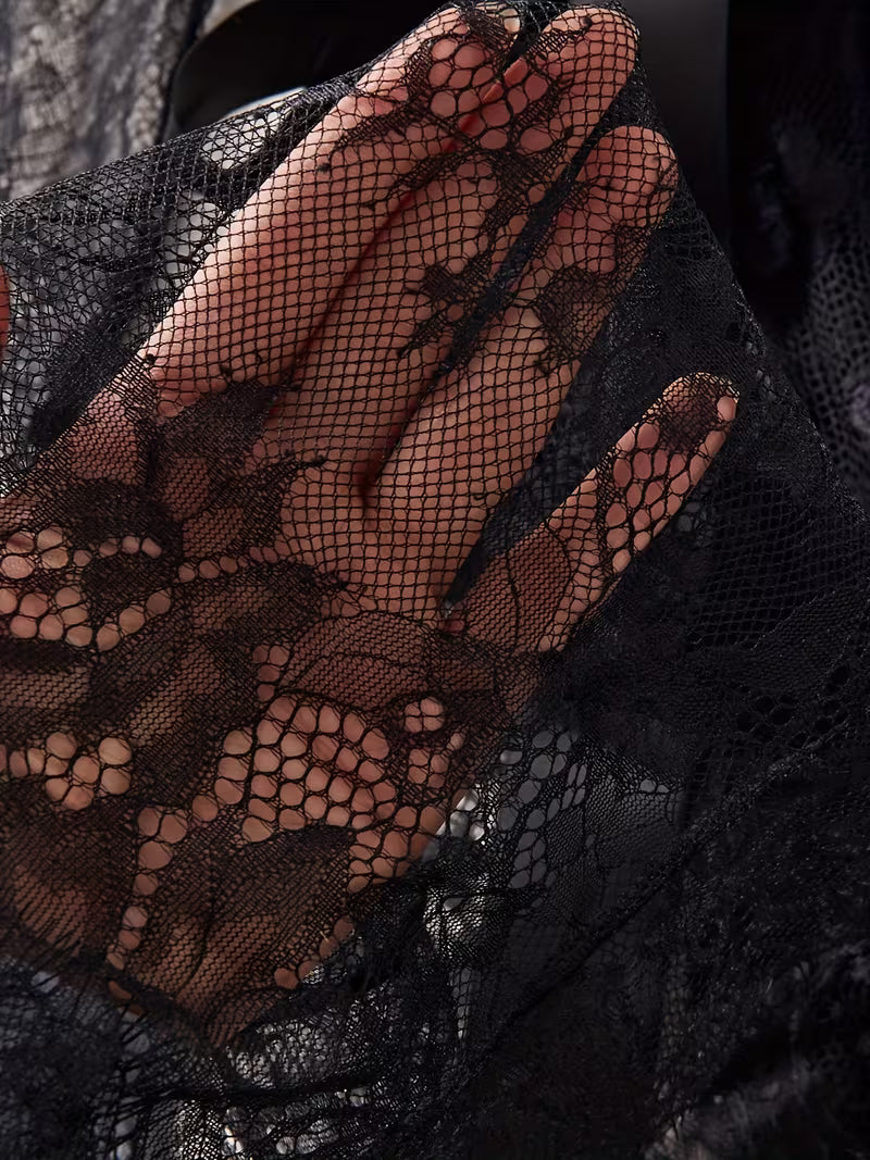 Ensemble Pyjama Satin & Dentelle – Décolleté V Profond
