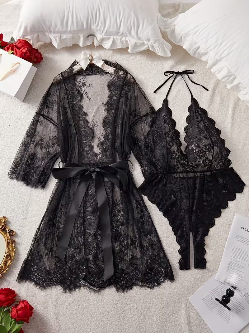 Ensemble Pyjama Satin & Dentelle – Décolleté V Profond