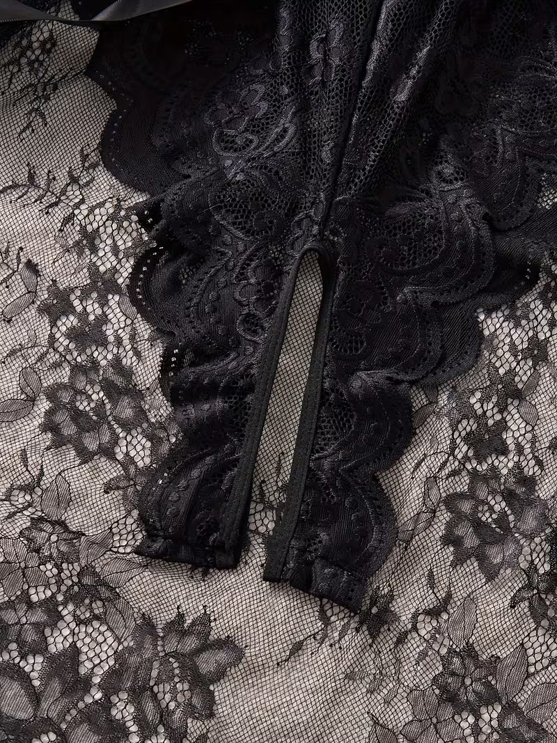 Ensemble Pyjama Satin & Dentelle – Décolleté V Profond